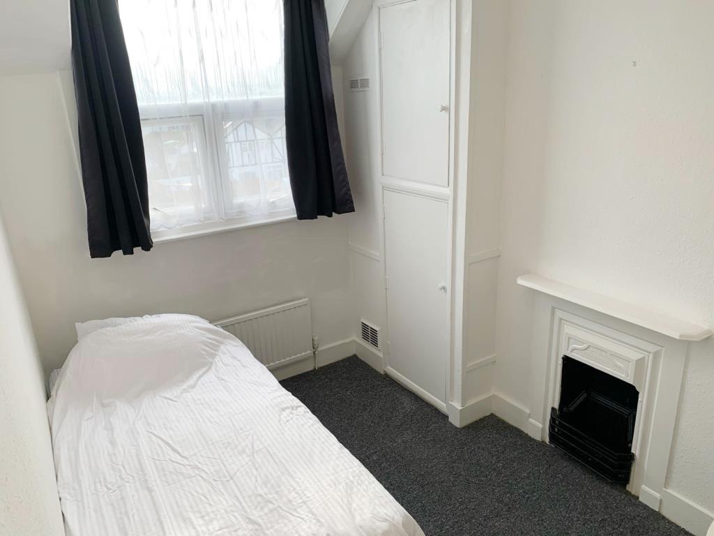 Lot: 64 - FREEHOLD BLOCK FOR INVESTMENT - First floor bedroom